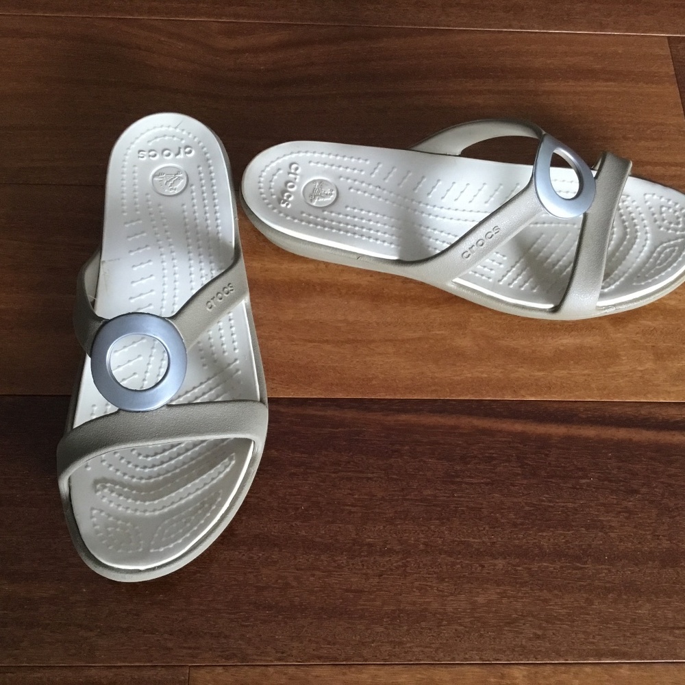 Womens  Crocs  Sanrah size 6